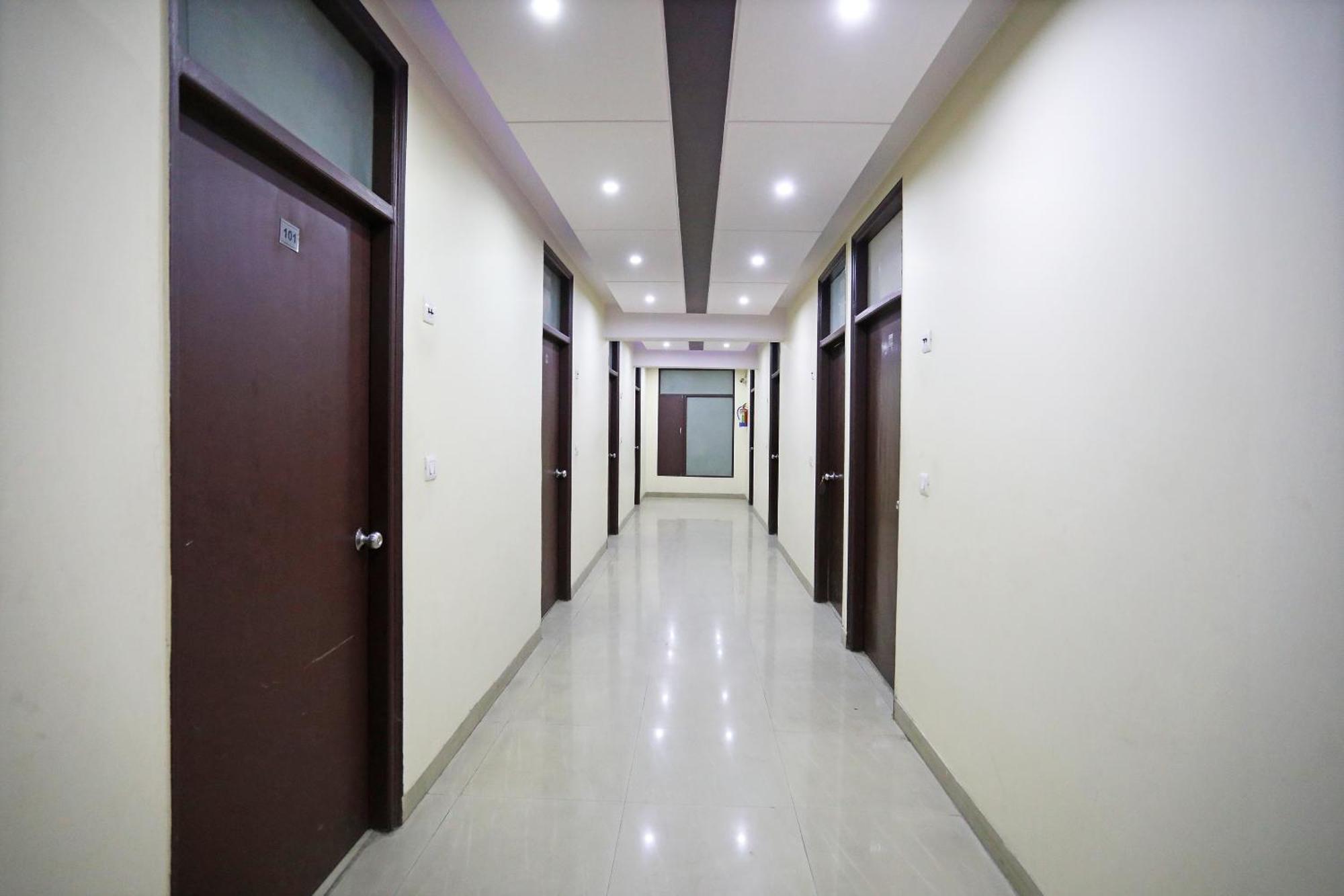 Hotel O Mahipalpur Inn Nuova Delhi Esterno foto