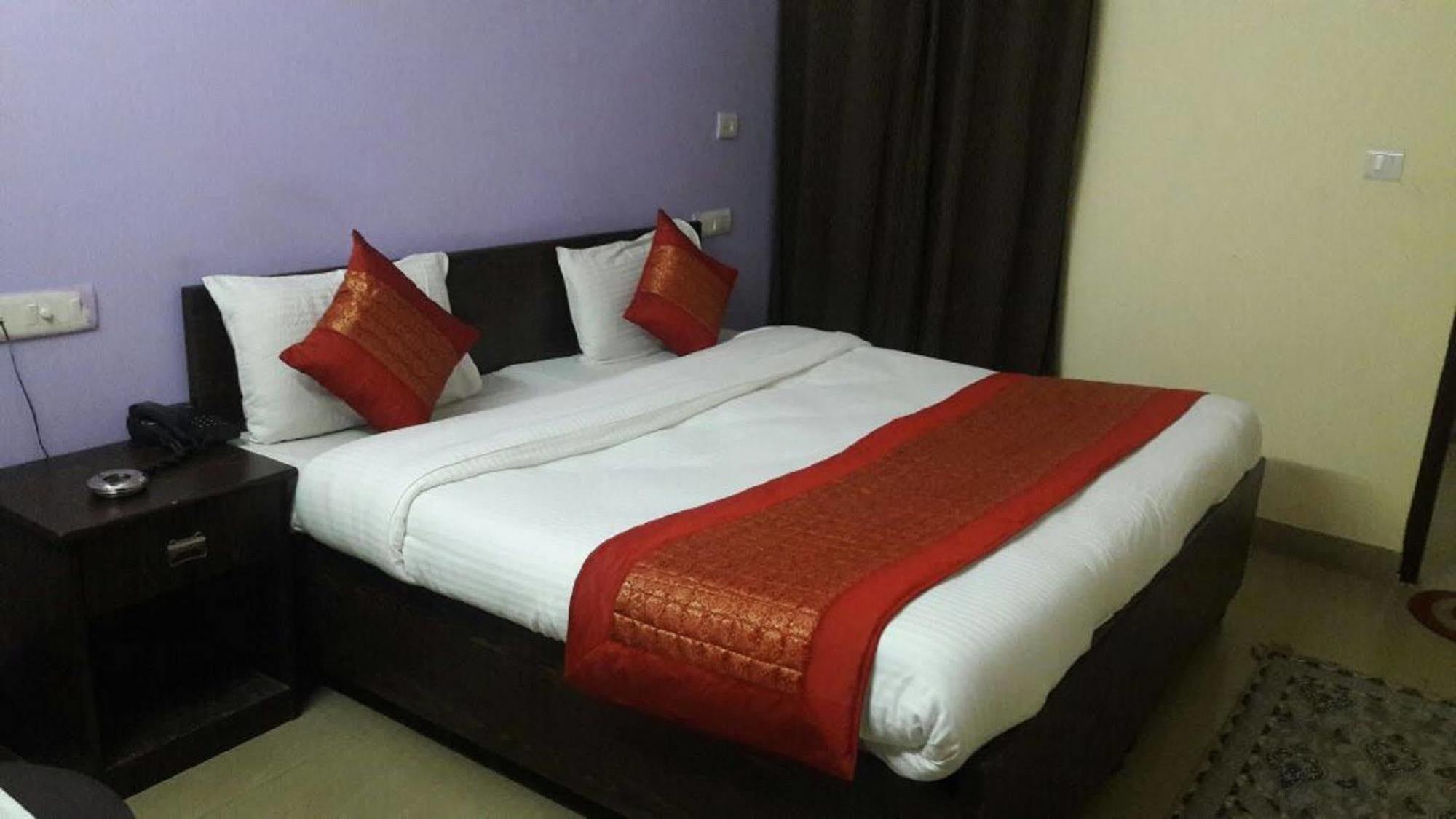Hotel O Mahipalpur Inn Nuova Delhi Esterno foto