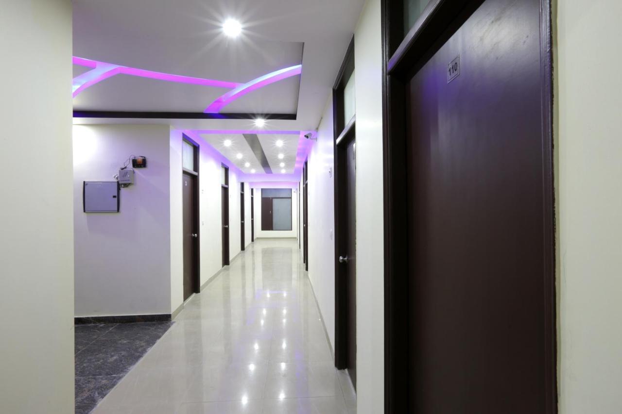 Hotel O Mahipalpur Inn Nuova Delhi Esterno foto