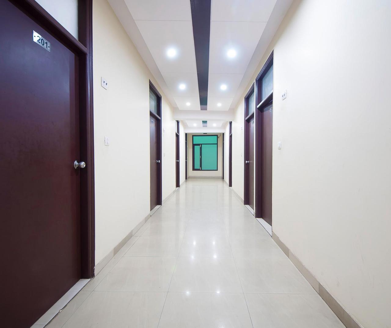Hotel O Mahipalpur Inn Nuova Delhi Esterno foto