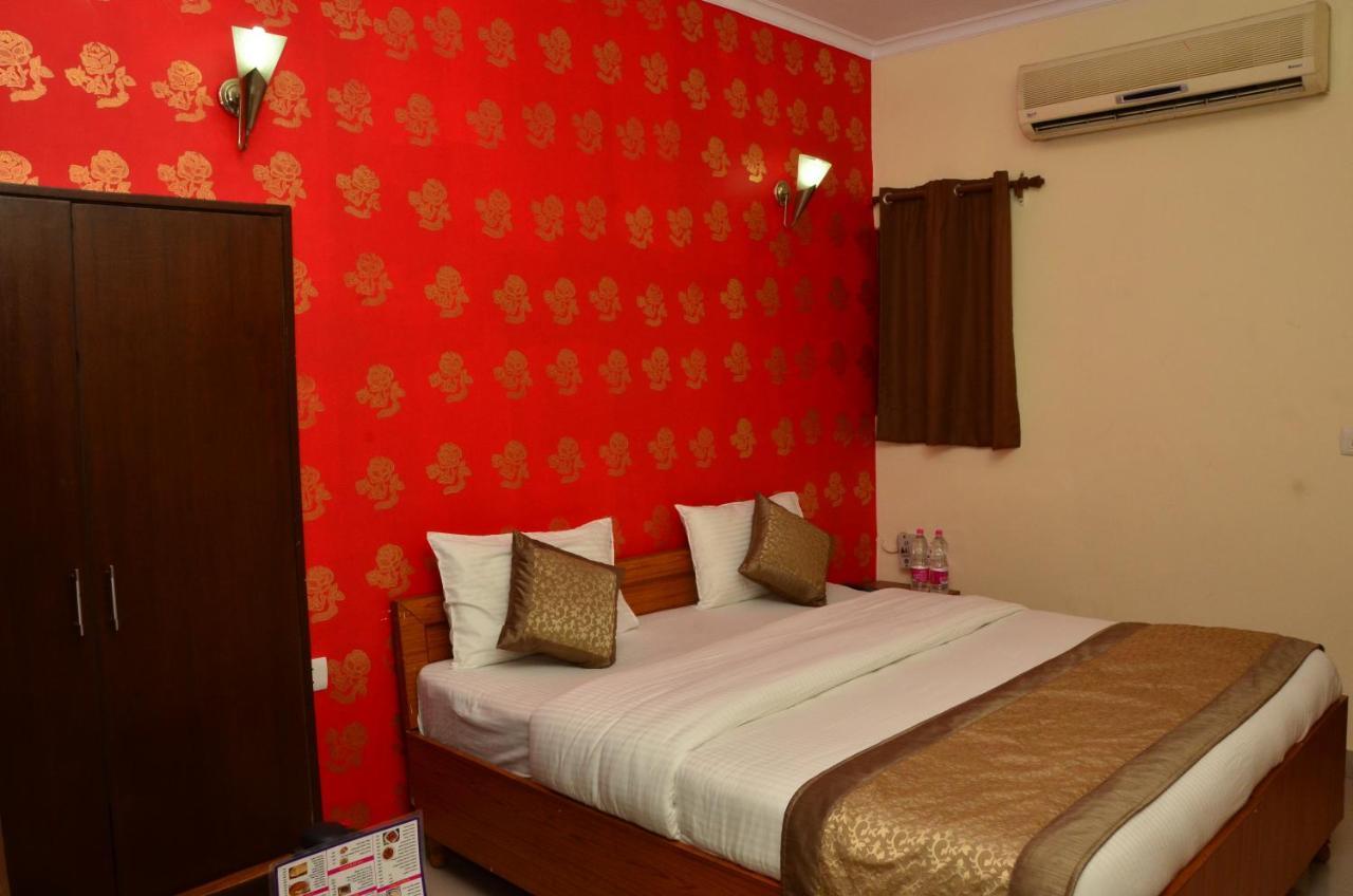 Hotel O Mahipalpur Inn Nuova Delhi Esterno foto